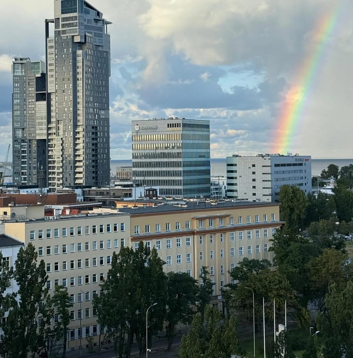 Centrum Gdyni z wieżowcami Sea Towers i tęczą nad zatoką