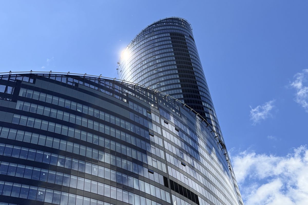 Sky Tower we Wrocławiu — nowoczesny biurowiec, pożyczka pod zastaw nieruchomości dla zadłużonej firmy (Fundusz Ostoja)