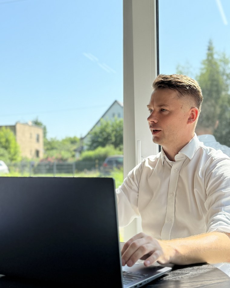 Przedsiębiorca prowadzący firmę przy laptopie — finansowanie pod zastaw nieruchomości dla firm i JDG