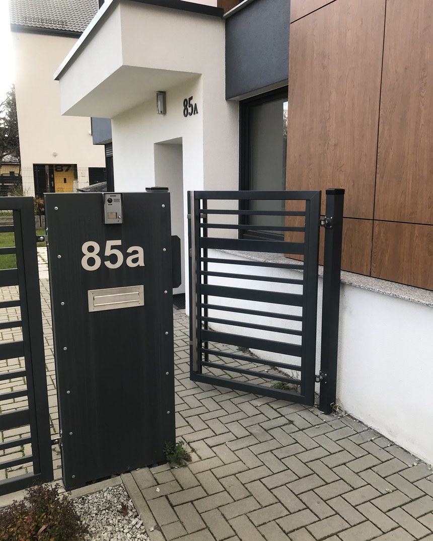 Wejście do nowoczesnej nieruchomości — brama z numerem 85a